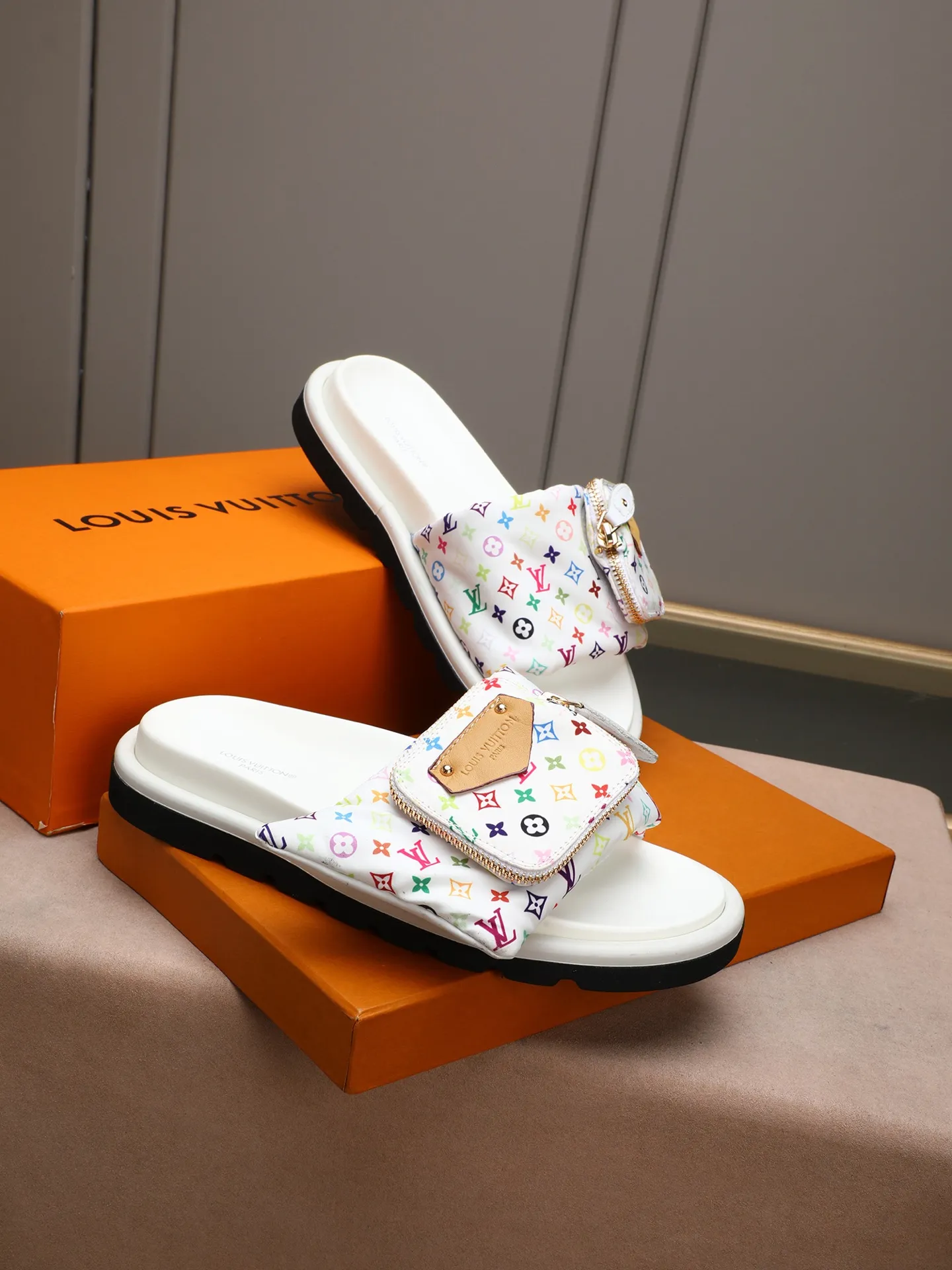 PP400 couple model with drawer box [LOUIS VUITTON] Louis Vuitton, the latest LV official website printed wallet and men's and women's slippers🔥🔥🔥 are now on the market. The drawer box is packed with cloth bags and cards. The upper pattern looks very soft and waxy, and it is a super versatile leg slimming tool. Fabric: Imported denim/down silk cotton embossed, official website pattern printing, lining: water-dyed sheepskin down filling, comfortable to wear, feet: high elastic PU water table. Sole: foam sole, heel height: about 5cm. Size 35-46, 35, 45 and 46 are custom-made and cannot be returned or exchanged. Color: multiple colors available.